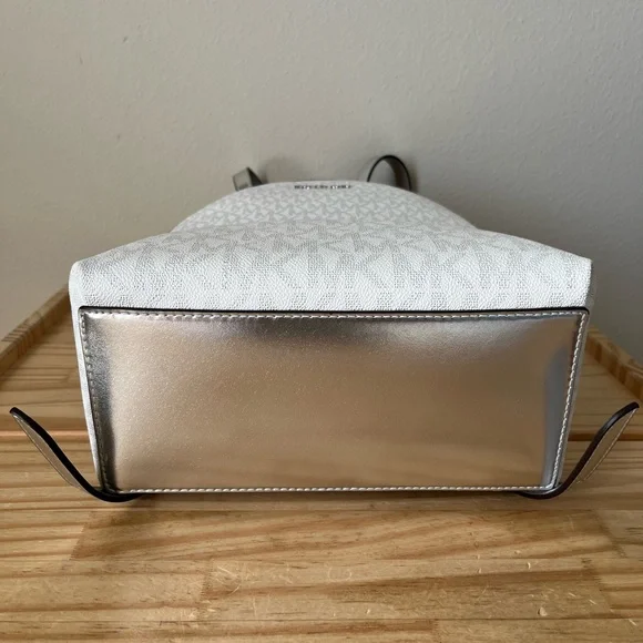 🌼Michael Kors Sheila medium front pocket backpack - Picture 6 of 14